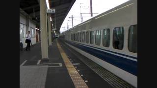 preview picture of video 'Plusieurs Shinkansen sur le Tokaïdo Shinkansen à Kakegawa - 東海道新幹線の掛川駅'