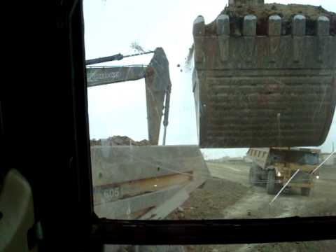 Cat 375 / Deer 850 double loading rock trucks.