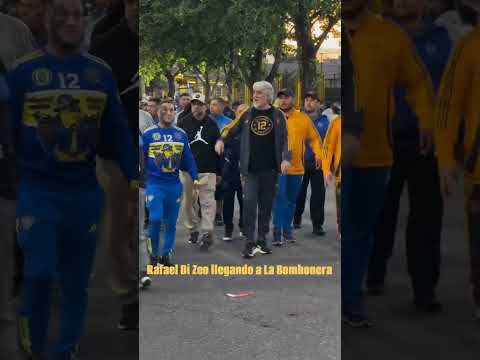 "Primera línea de La 12 de Boca Juniors llegando al partido de hoy vs River" Barra: La 12 &bull; Club: Boca Juniors