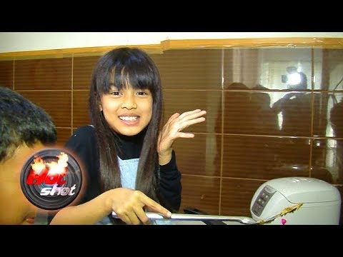 Kekompakan Aqeela Calista dan Adik Masak Nasi Goreng - Hot Shot 14 April 2018