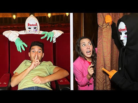 NASCONDINO ESTREMO DENTRO AL CINEMA GIGANTE CONTRO IL DOTTOR GINIU E IL DOTTOR TIMOTI!