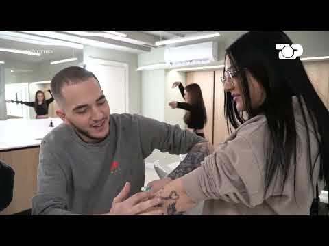 I lyen tattot në kurriz Loridës,ajo heq bluzen - Për’puthen prapaskena