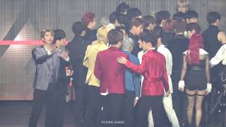Download lagu 181128 AAA 단체 사진촬영 및 아미들에게 인사♡  - 방탄소년단 지민 직캠 BTS JIMIN Focus mp3