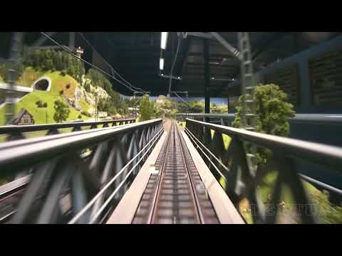 Vista frontal da ferrovia modelo - passeio de táxi da ferrovia modelo em um grande mundo em miniatura de trens modelo Märklin