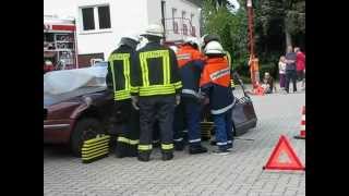 preview picture of video '25.08.2012 - 140 Jahre Freiwillige Feuerwehr Bad Liebenwerda - Vorführung - Rettung nach VKU (3/3)'
