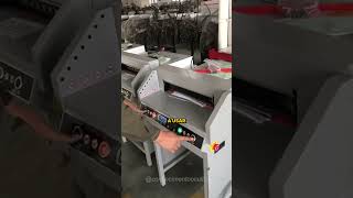 Como eles não cortam as mãos em máquinas de cortar papel?