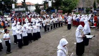 preview picture of video 'Drumband MI Muhammadiyah Dayeuhmanggung pada acara MIPAK 2012.MPG'