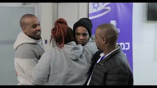 אברה מנגיסטו נפגש עם בני משפחתו בבי"ח איכילוב (עדכוני משרד ראש הממשלה) - התמונה מוצגת ישירות מתוך אתר האינטרנט יוטיוב. זכויות היוצרים בתמונה שייכות ליוצרה. קישור קרדיט למקור התוכן נמצא בתוך דף הסרטון