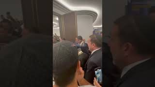 מנהיג הדור מרן הרב יצחק יוסף כעת בכניסה לבית הכנסת המרכזי של לבאלואה - צרפת (מורשת מרן) - התמונה מוצגת ישירות מתוך אתר האינטרנט יוטיוב. זכויות היוצרים בתמונה שייכות ליוצרה. קישור קרדיט למקור התוכן נמצא בתוך דף הסרטון