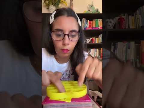 La vostra compagna di banco fa così?😆👭🏻 #shorts #lauraegiulia