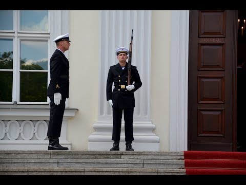 Ehrenposten - Wachbataillon trainiert Bewegungsabläufe und Befehlsfolgen
