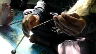 preview picture of video 'Spinning nettle yarn with a spindle, Nepal 2004'