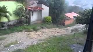 preview picture of video 'Moradora de Arraias grava rio que se formou com a chuva.'