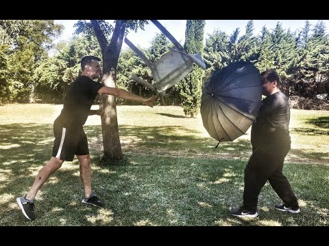 Self-defense with an umbrella, Gaspar and Javi put it to the test.