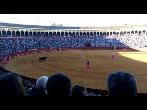 La Maestranza en pie.Los banderilleros Curro Javier y Javier Ambel hacen tocar la música en Sevilla