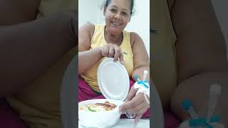 COMENDO FEIJÃO ARROZ SALADA E FRANGO ASSADA QUENTINHA DE HOSPITAL 