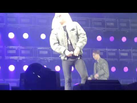 Jiyong succumbing to peer pressure