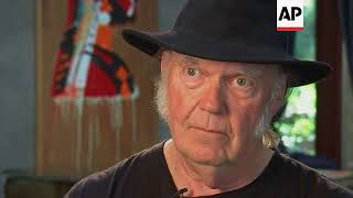Neil Young acknowledges he and Daryl Hannah are married