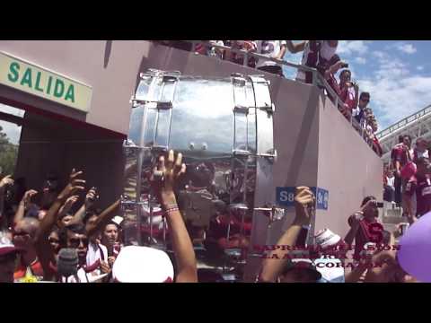 "Super clásico/ Entra la Ultra Morada" Barra: Ultra Morada &bull; Club: Saprissa