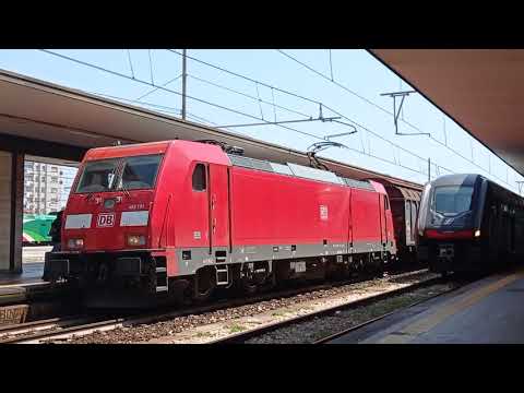 E483 101 DB in testa ad un treno merci e veloce arrivo del IC a Rimini stazione
