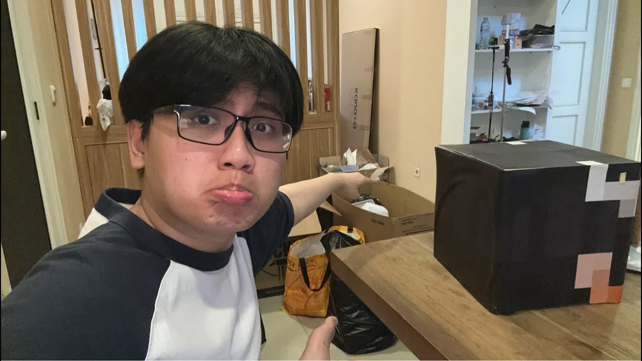 IRL Mencari Hadiah CreamTeam Comifuro20 di tumpukan HQ BAKWAN