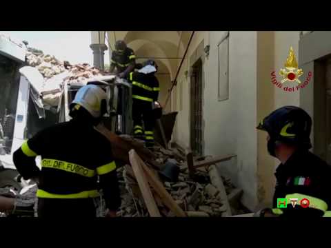 Vigili del Fuoco - Carmignano (PO), Crollo porzione porticato Chiesa di San Michele - www.HTO.tv