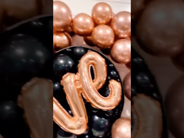 Vídeo relacionado con Tayuvira 1049 Piezas Set de Globos para Aniversario - 16 Letras Individuales, 1000 Pétalos de Rosa, 35 Globos Corazón, Decoración Reutilizable para Habitación, San Valentín, Día de la Madre, Propuesta