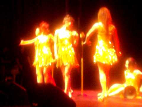 Ye Eun/Yenny falls during Wonder Girls USA Concert