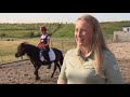 Jonge piraten op shetlanders trainen voor shows op evenementen