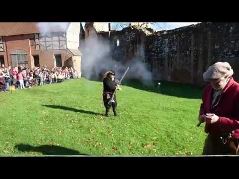 2017.10.27 Weapon demonstration Kenilworth Castle, Warwickshire, UK