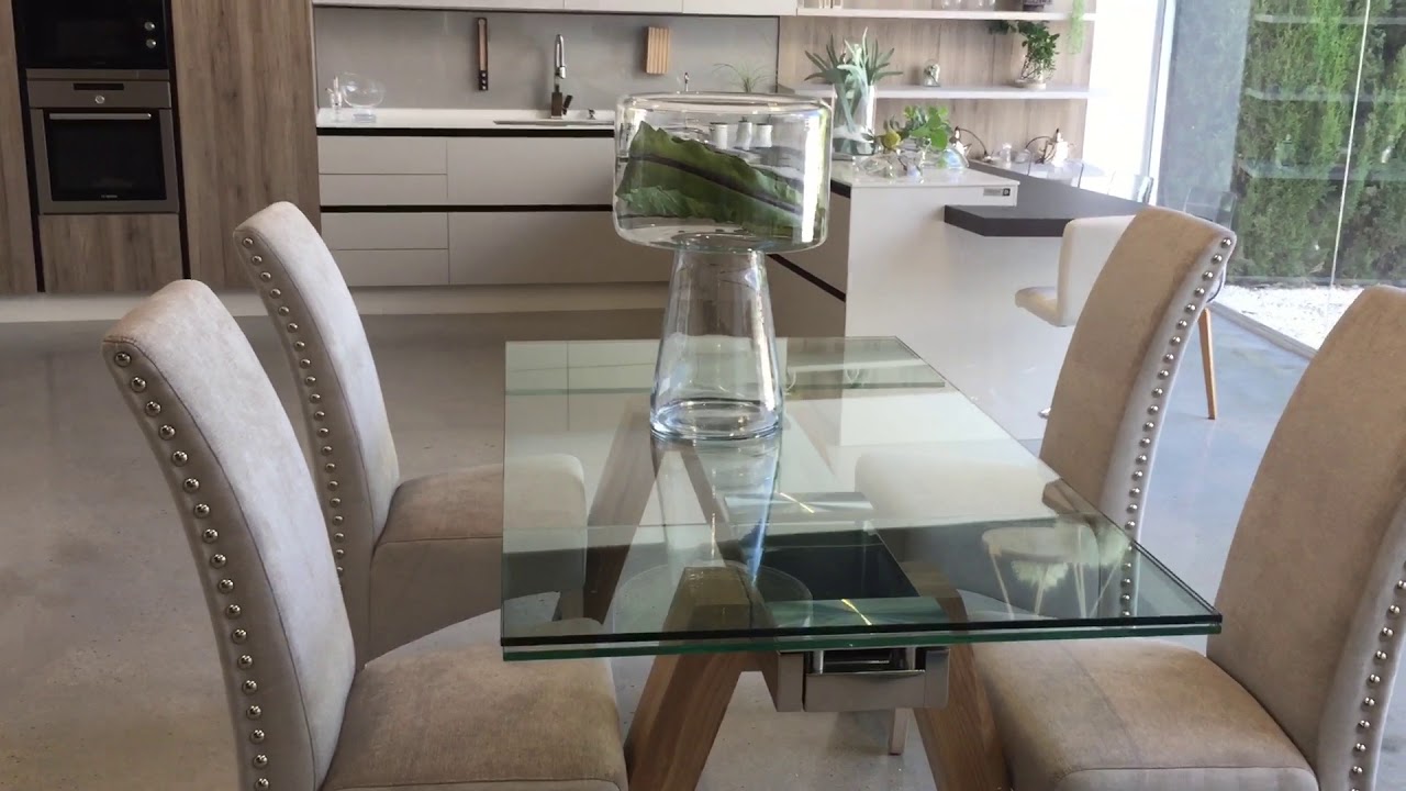 Mesa tapa cristal extensible.