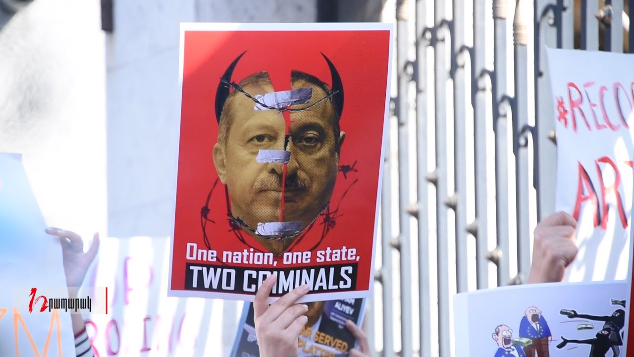 Արցախցի կանայք երգում են ԵՄ գրասենյակի դիմաց