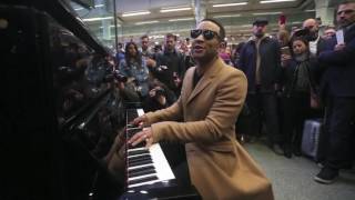 Video thumbnail of "JOHN LEGEND PERFORMS  ALL OF ME AT ST PANCRAS INTERNATIONAL STATION"