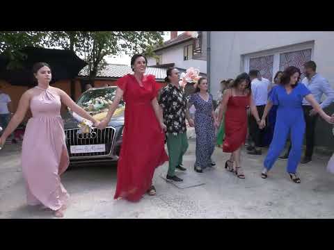 Uzicko kolo ispred kuće mladenke