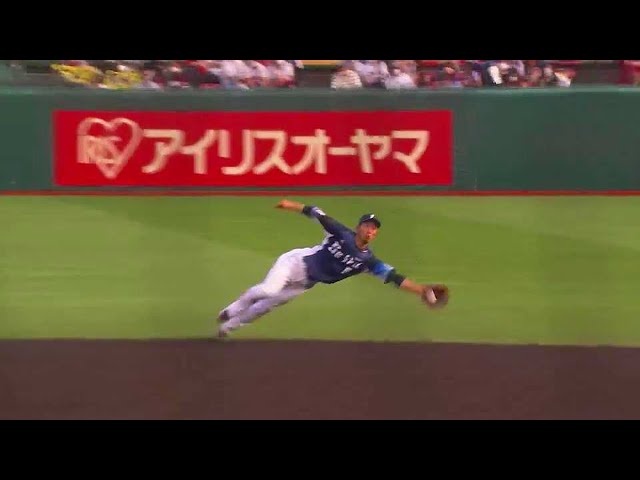 【5回裏】ライオンズ・外崎 不規則な打球をナイスキャッチ!! 2021/7/10 E-L