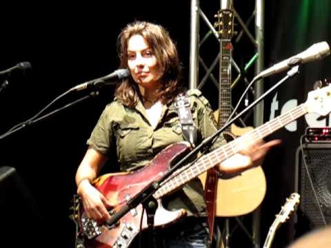 BASSIDA aka Ida Funkhouser shows new bass gear