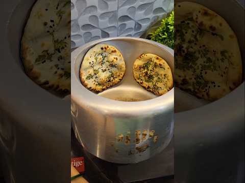 Kya aapne kabhi iss tarah se cooker me naan banakar taiyar kiya hai ???😋😋#shorts