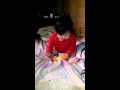 Bebita chupando su pie