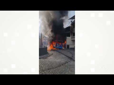 Ônibus pega fogo no bairro Chácara do Paraíso, em Nova Friburgo; veja as imagens
