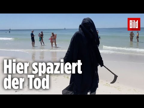 Mit Kutte und Sense am Meer: Einsamer Protest gegen die Öffnung der Strände