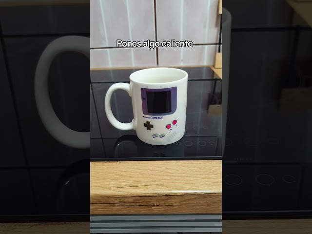 Vídeo relacionado con LolaPix Gamer decoracion. Tazas originales para regalar. Taza personalizada. Taza cerámica 330 ml. Regalos frikis. Accesorios gaming. Taza Gameboy