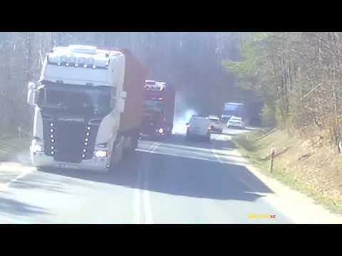 Moment zderzenia ciężarówek koło Miechucina