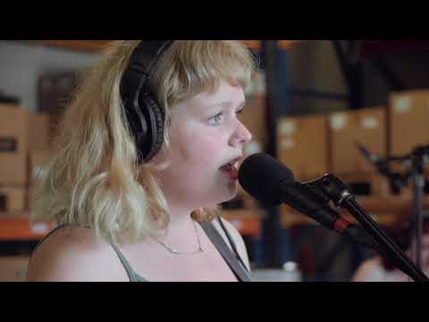 Pip Blom - Different Tune   (Live)