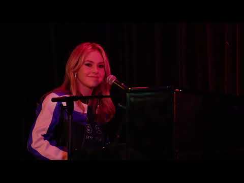 Anna Duboc performs her original  'Plot Twist' live @theMintla in Los Angeles