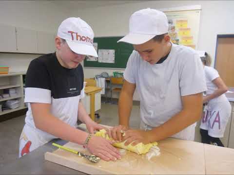 Erdäpfelwuzerl mit Sauerkraut