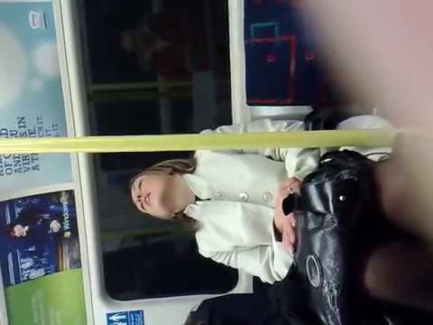 Ragazza  DORME  sull' UNDERGROUND DI LONDRA