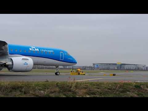 Eerste KLM Embraer E195-E2 taxiet voorbij na aankomst op Schiphol