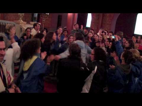 Dancing & singing the Krakow Nigun in the Tempel Synagogue