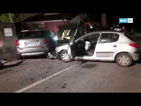 Schianto nella notte in via dei Lecci