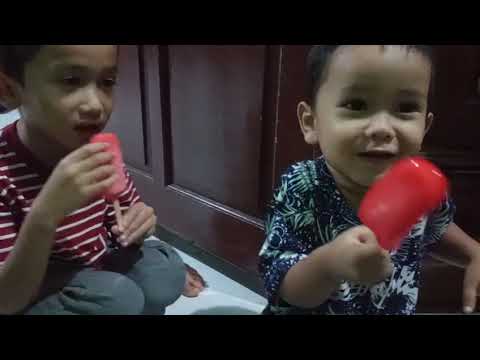 Najib nabil minum es krim jumbo